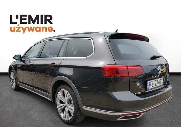 Volkswagen Passat cena 125900 przebieg: 119702, rok produkcji 2019 z Mońki małe 211